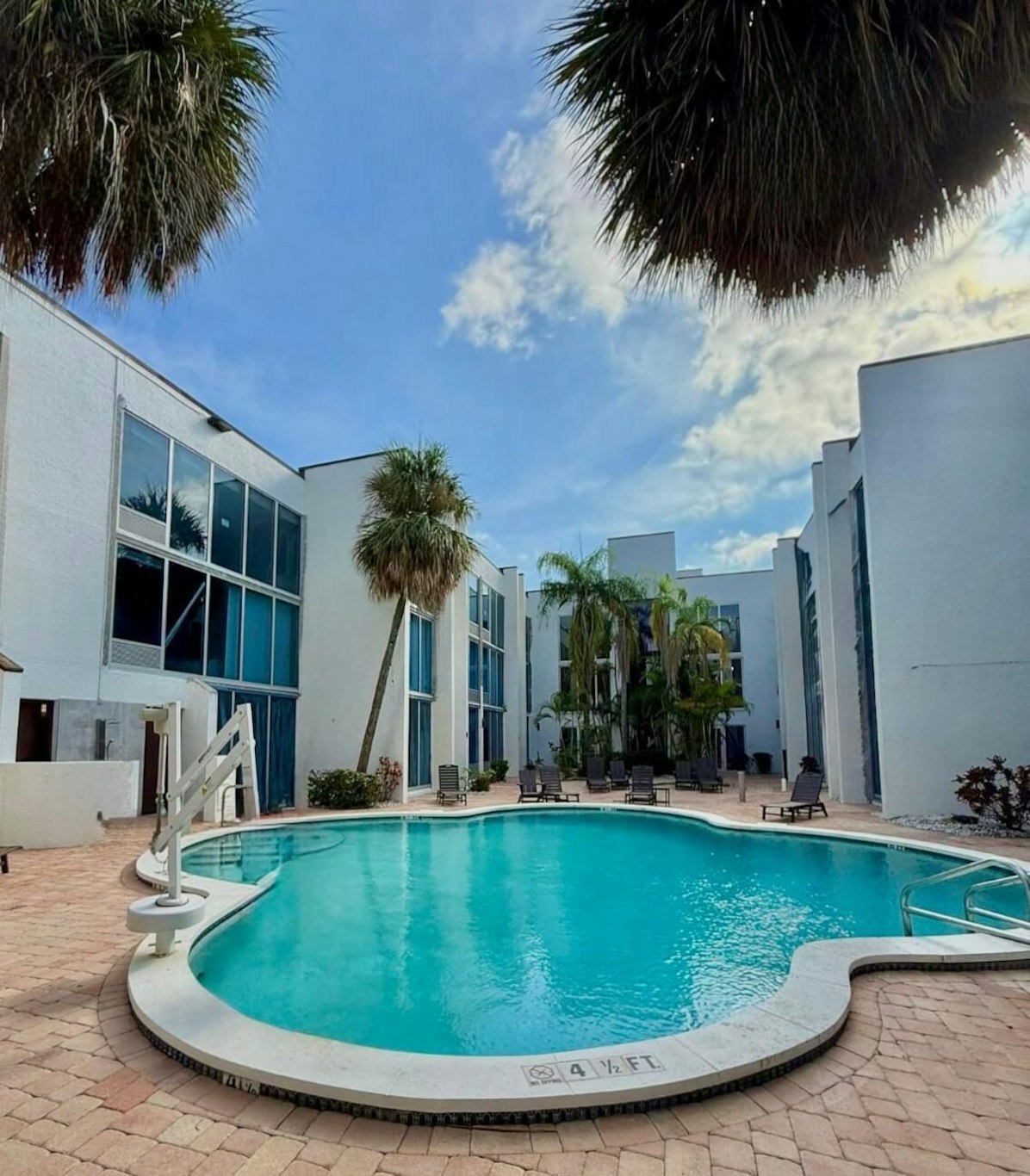 Tropical Palms Hotel 4/6
