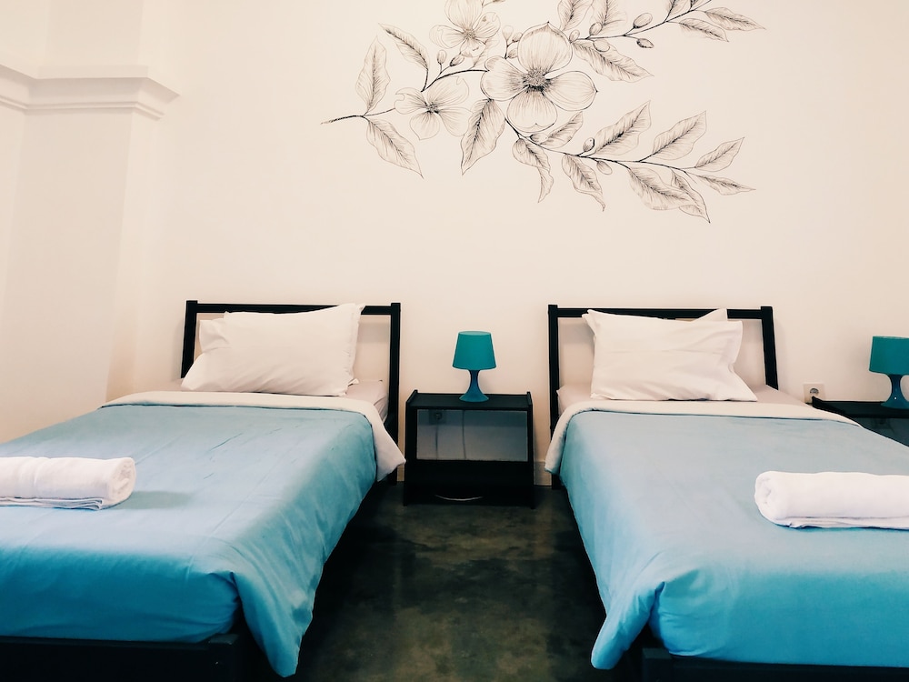 DELUXE, TWIN BEDS, CITY VIEW