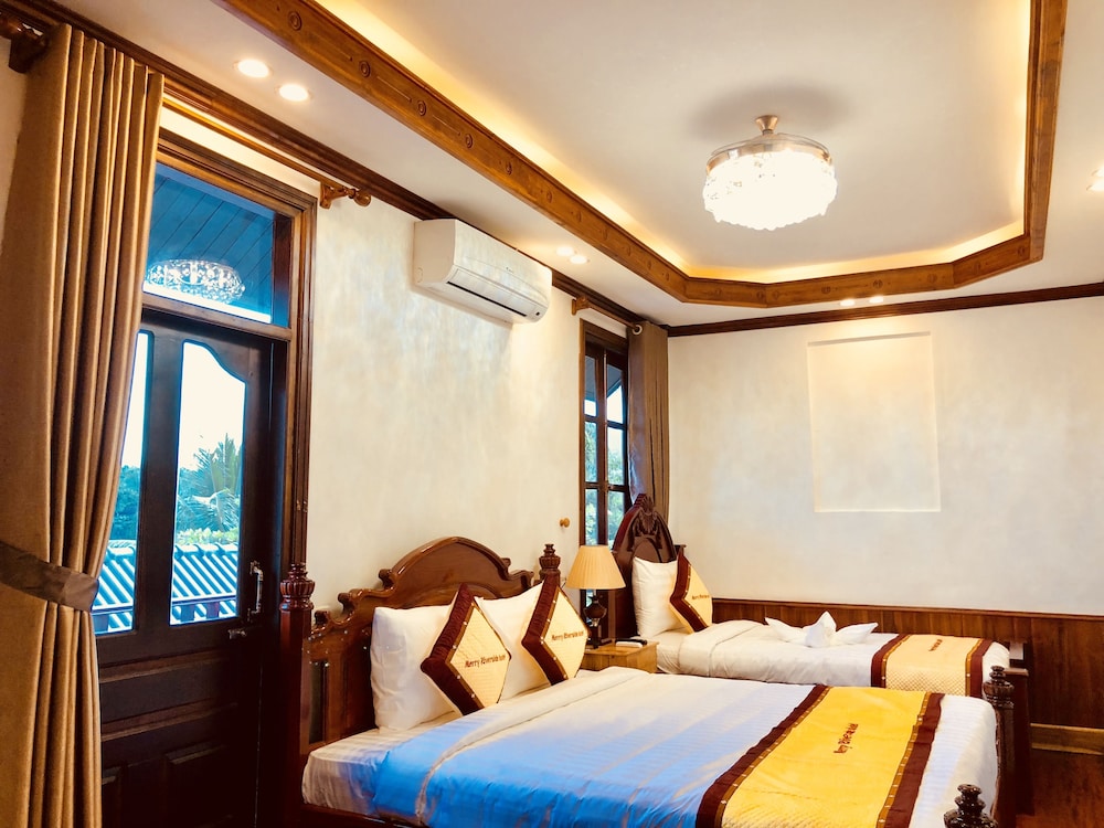 Merry Riverside Hotel 27/70