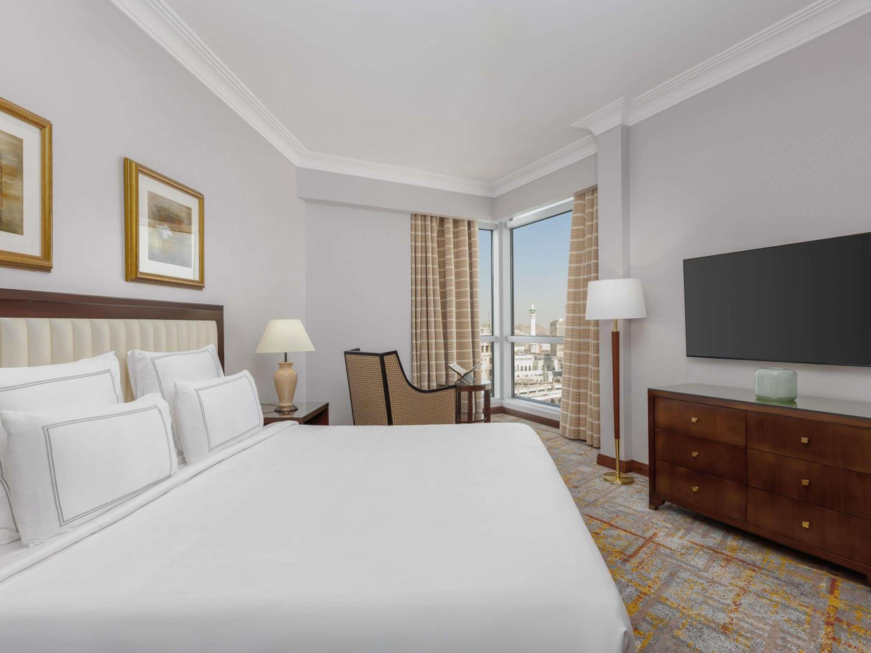 Junior Suite, Queen Bed, Partial Haram View