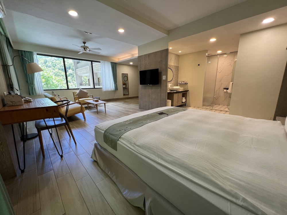 Deluxe, 1 King or 2 Double Beds, Mountain View