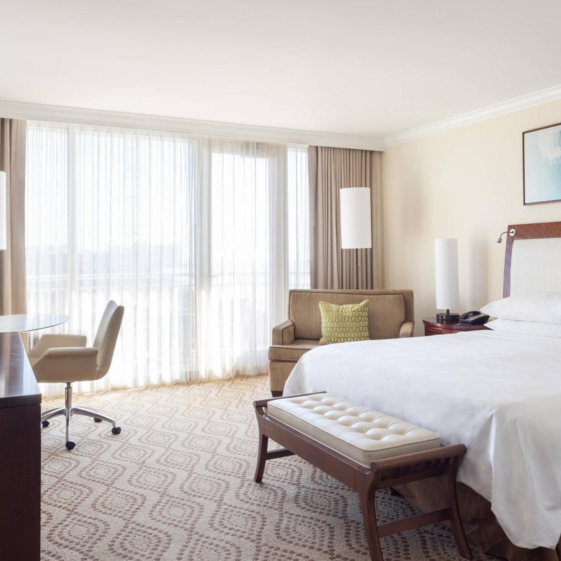 Guest Room, King Bed, Pool and Gulf View, Balcony