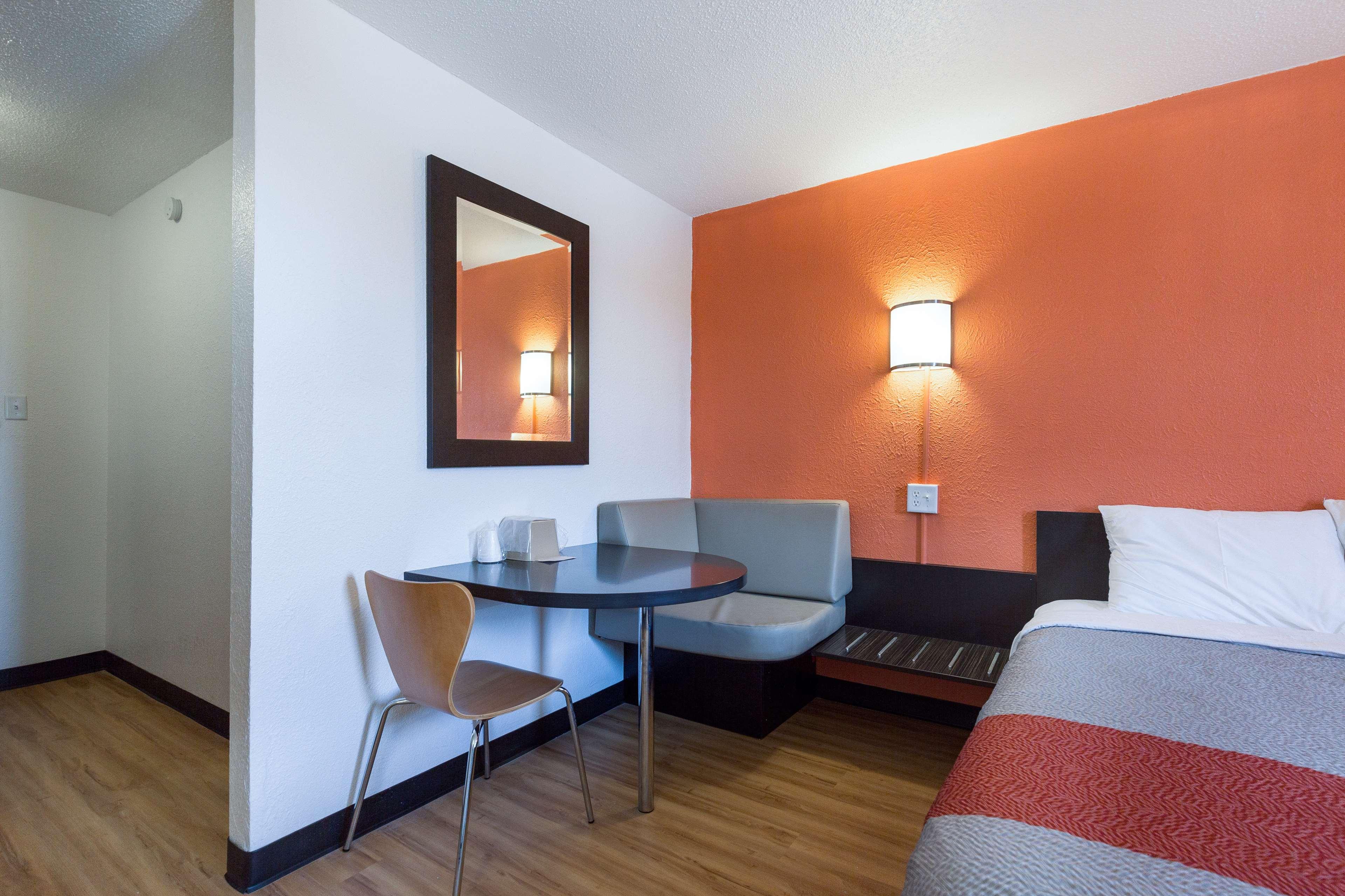 Americas Best Value Inn Lincoln, IL 10/28