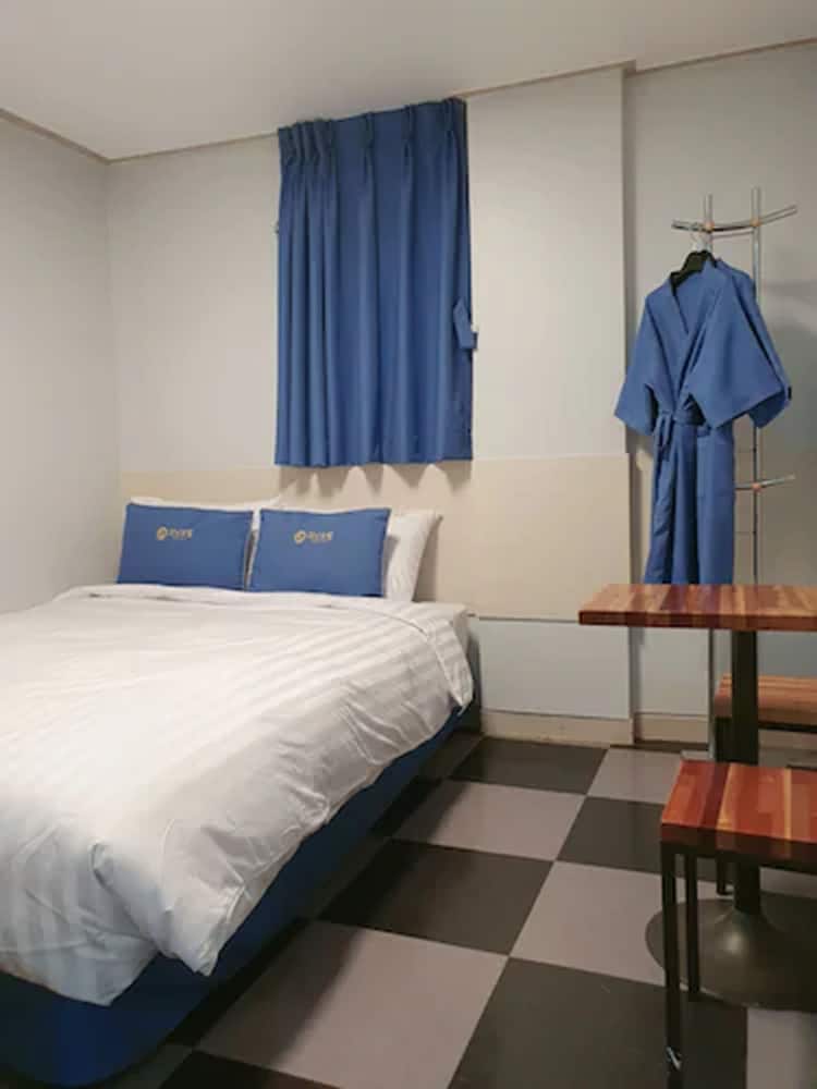 PEANUT HOTEL 16/61