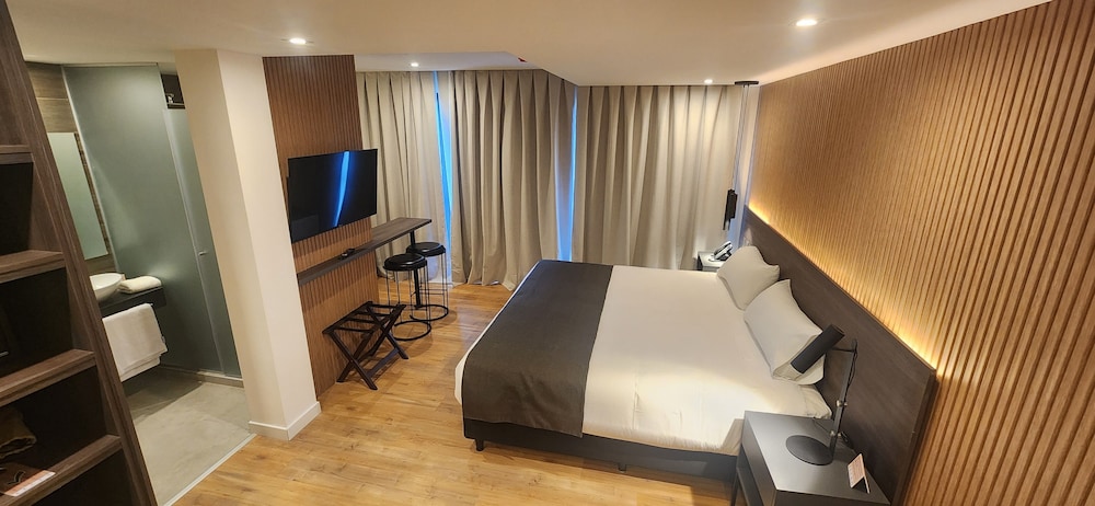 EXECUTIVE, STUDIO, SUITE