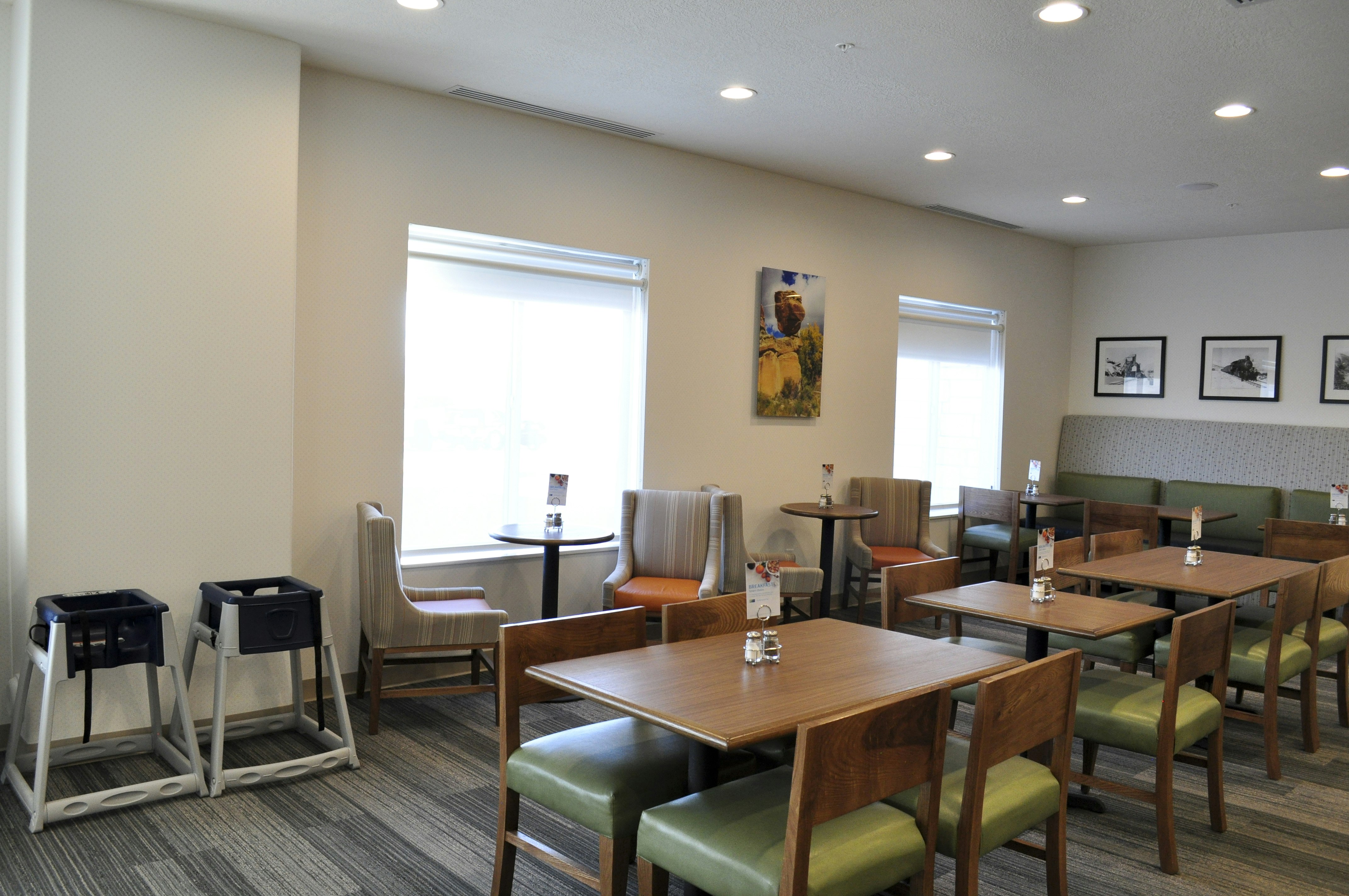Holiday Inn Express Suites Price 34/51