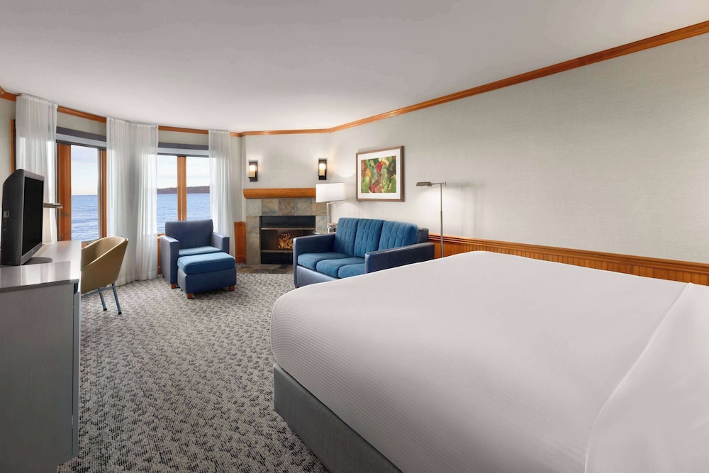 Premier, King Bed, Water View