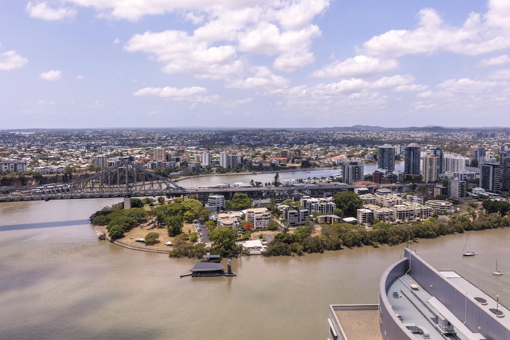 Oaks Brisbane Aurora Suites 69/74