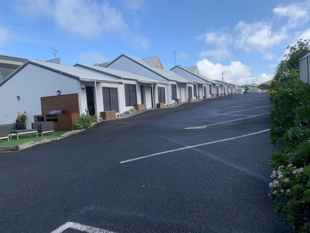 Coastal Motel 52/66