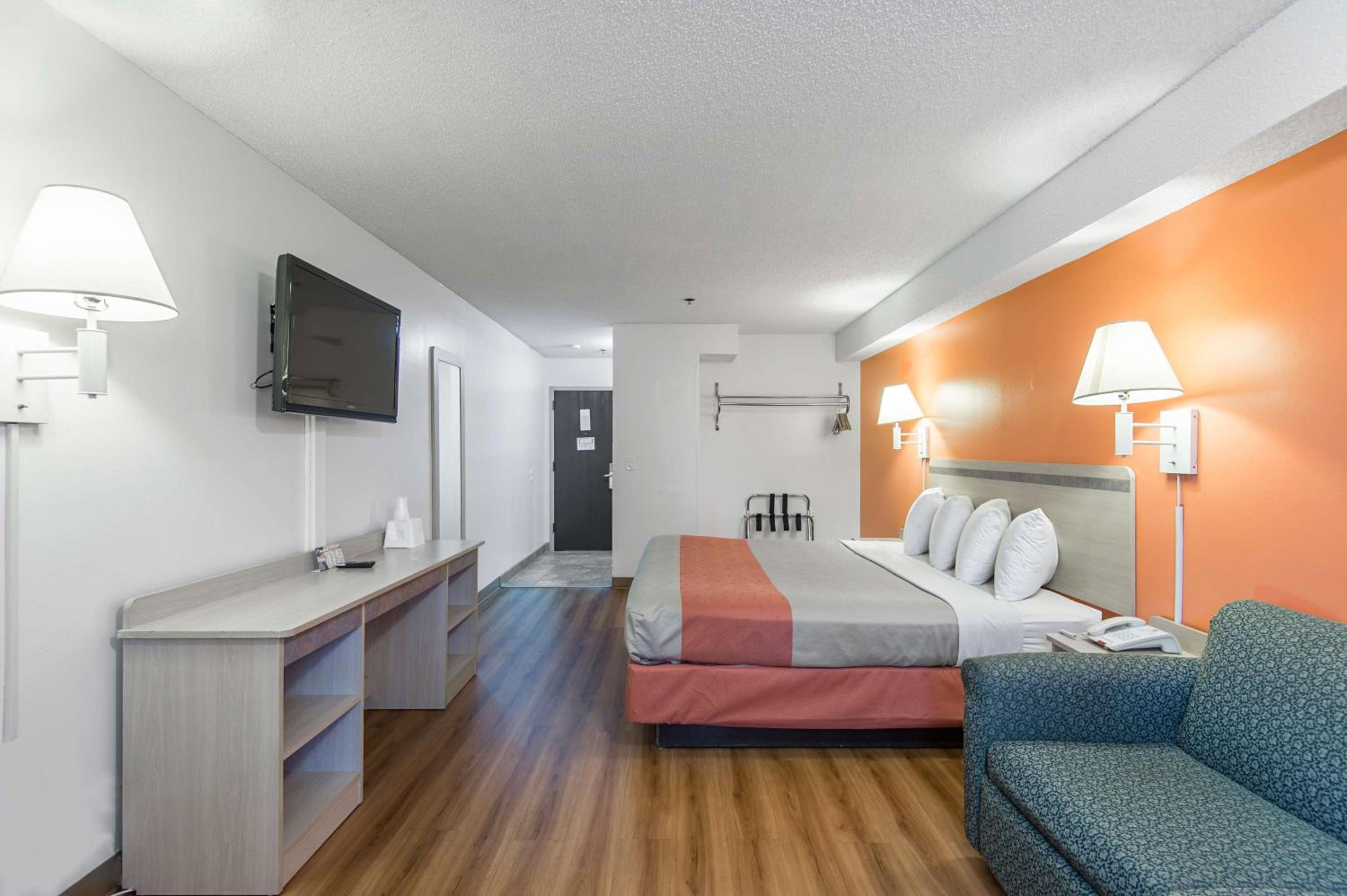 غرفة ديلوكس بسرير كينج، Motel6 Lawrence, KS 3/8