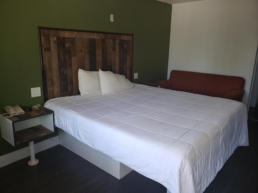 University Inn Fresno 26/48