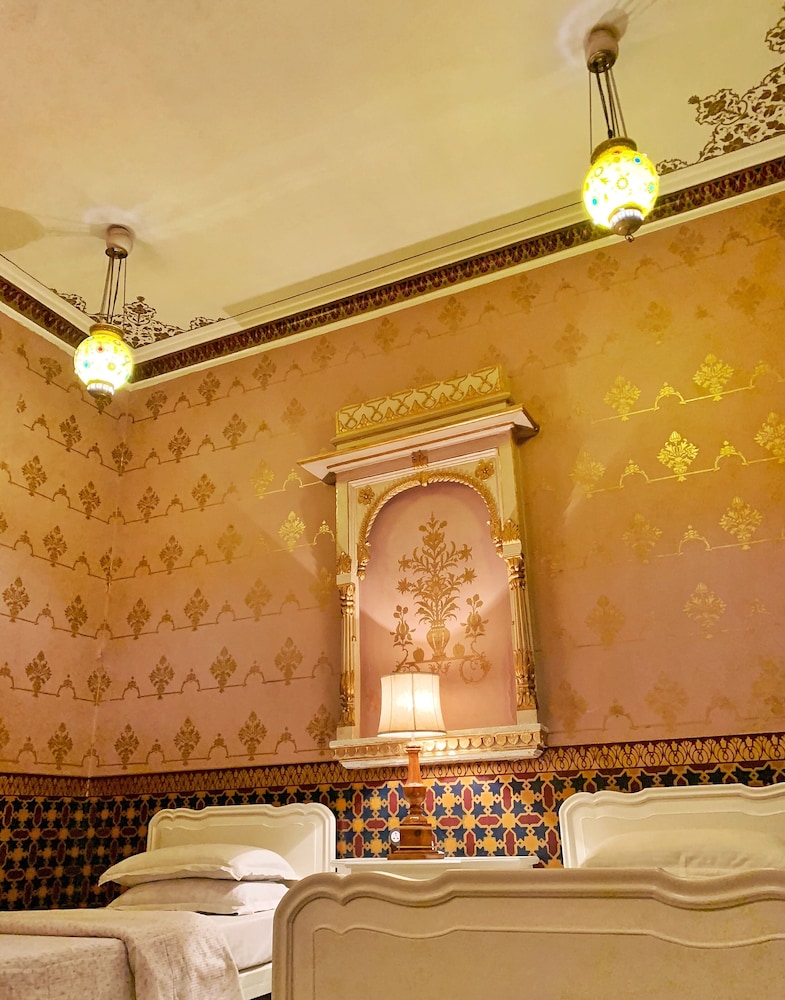 SUPERIOR, KING BED