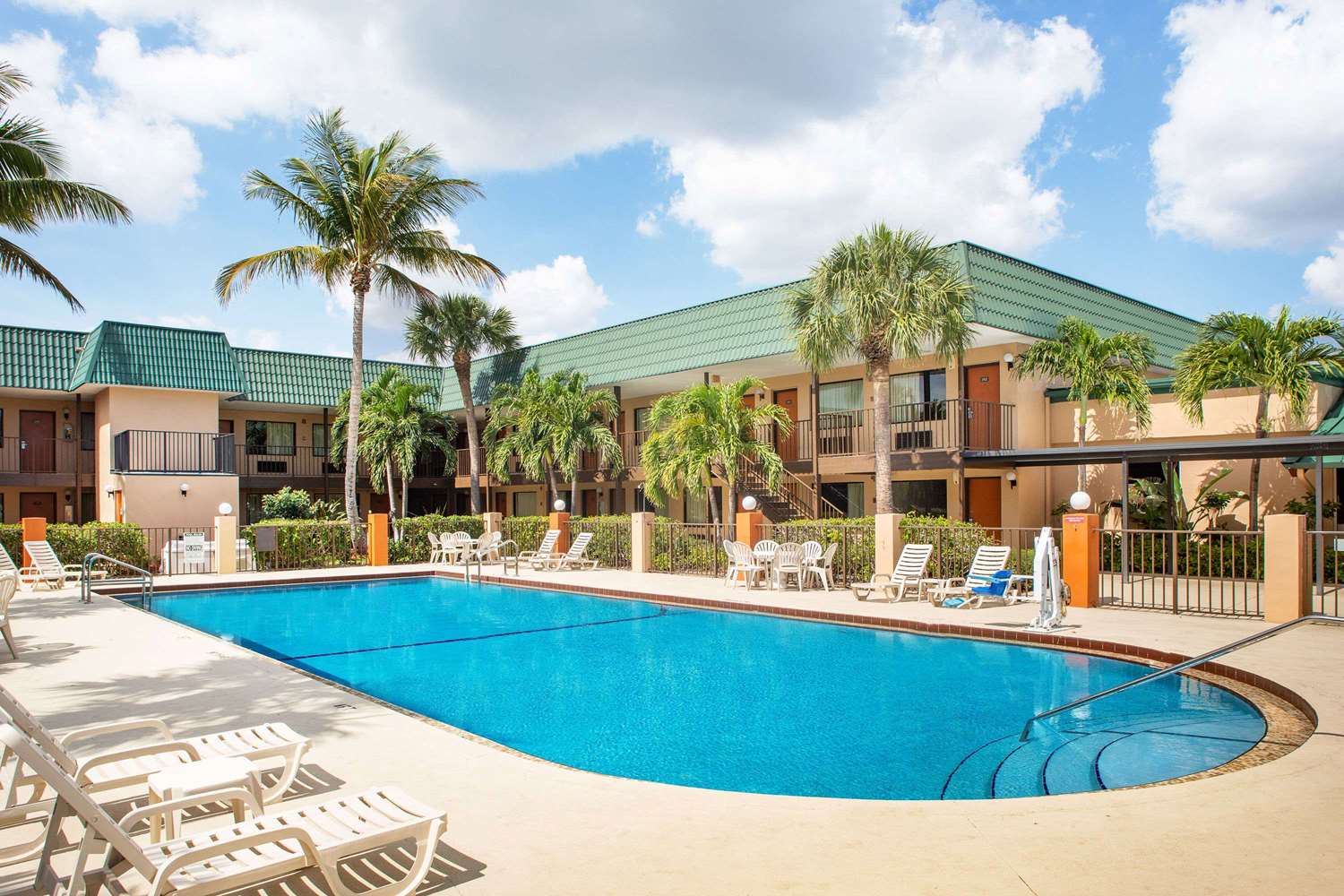Super 8 By Wyndham North Palm Beach 54/58