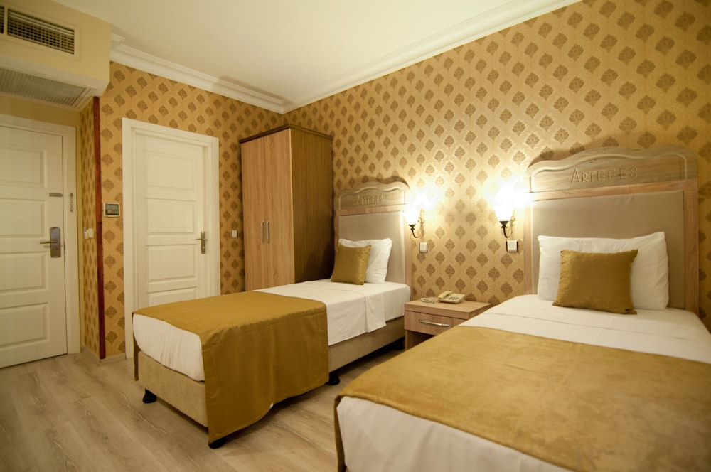 SUPERIOR, DOUBLE OR TWIN BED