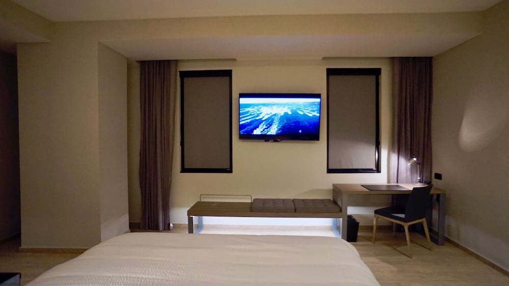JUNIOR SUITE, KING BED, CITY VIEW, SMOKING