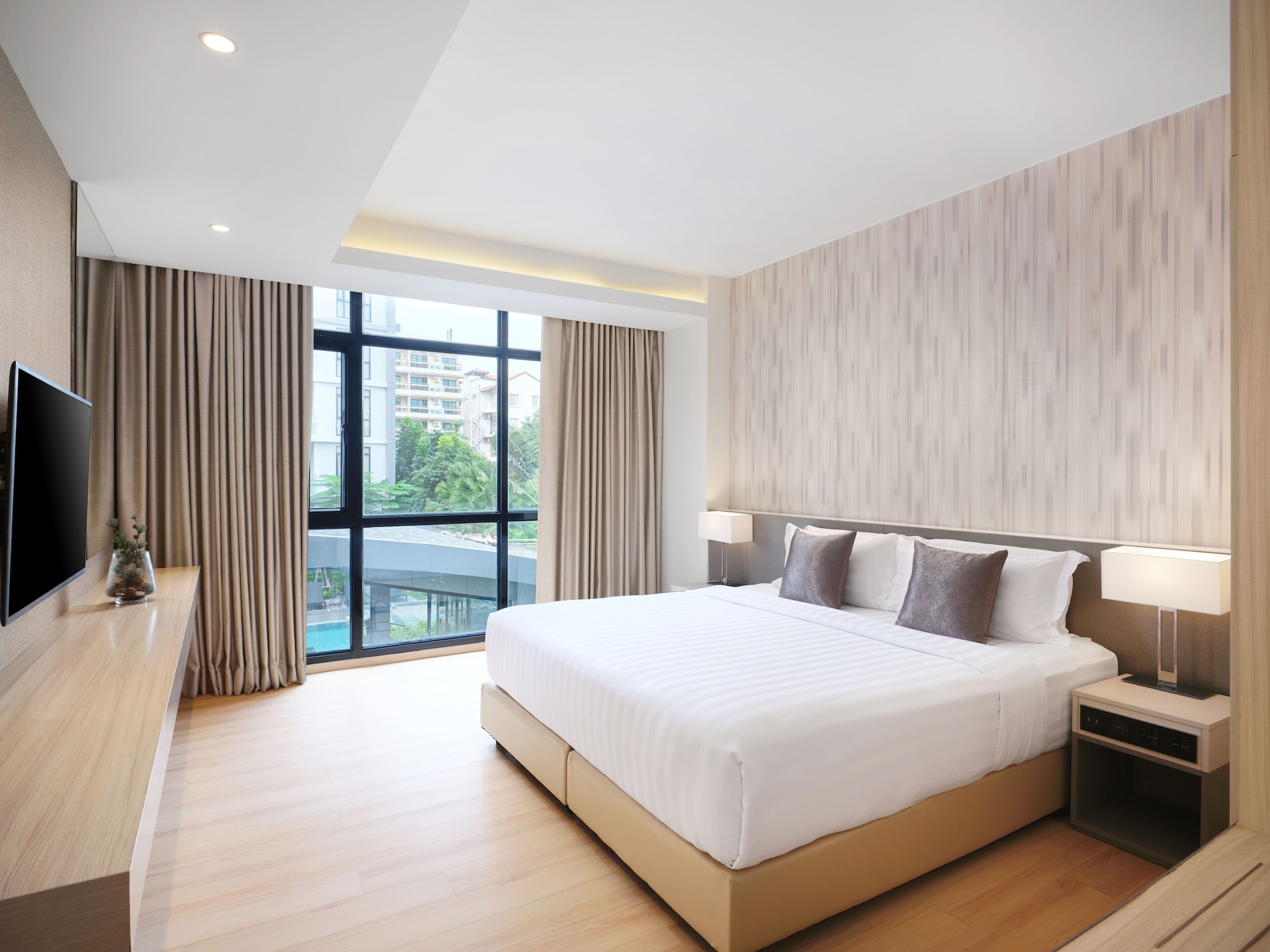 EXCLUSIVE, SUITE