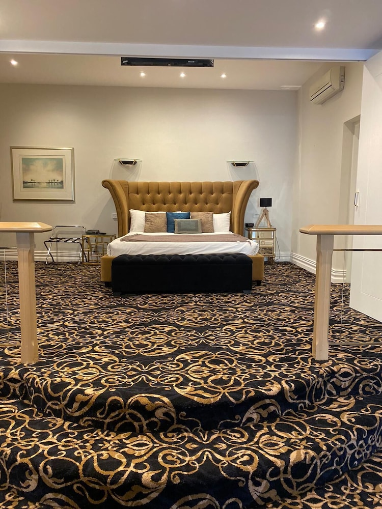 Suite, King Bed, Pool Side