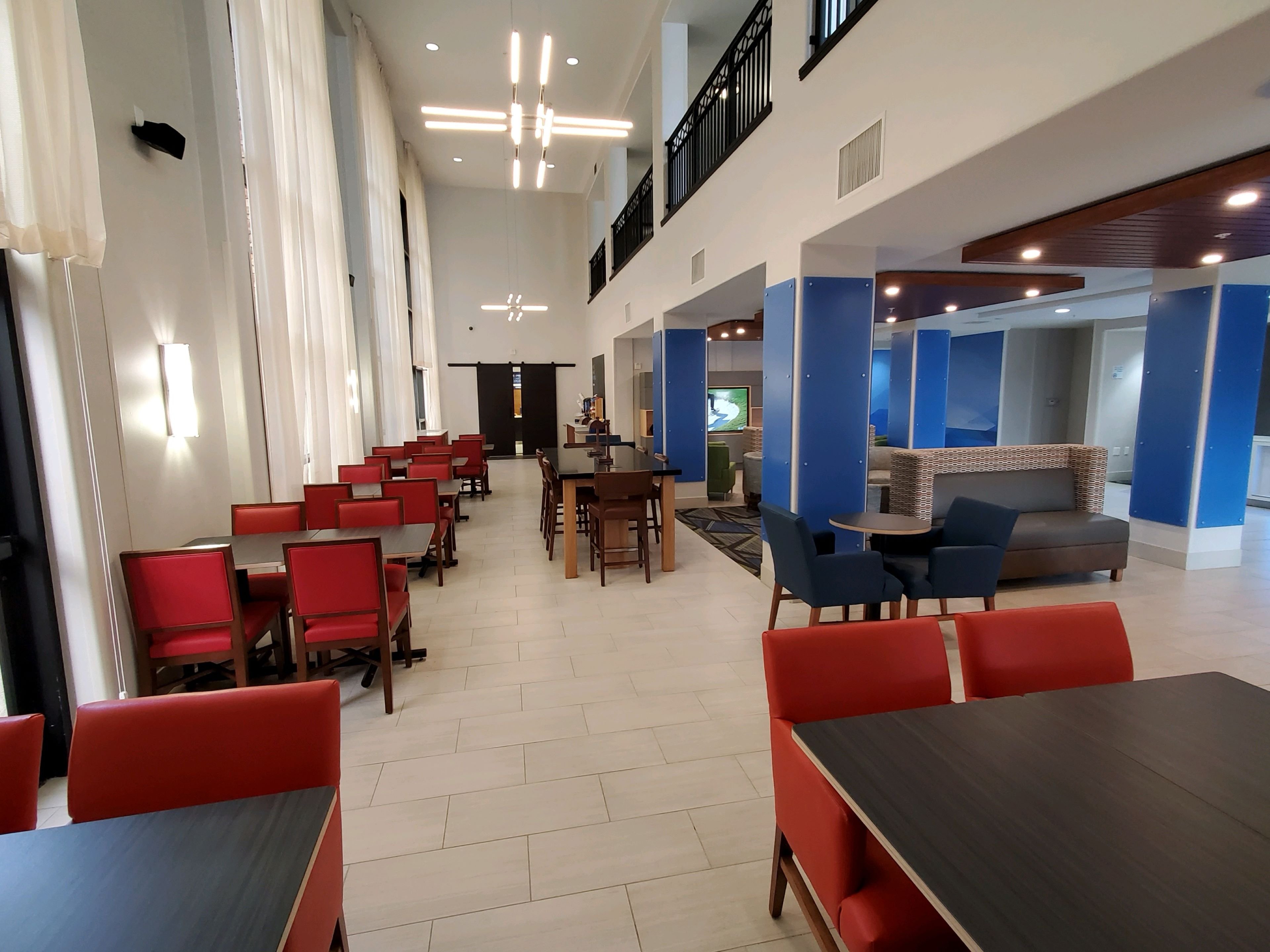 Holiday Inn Express & Suites Phoenix - Glendale Sports Dist 45/63