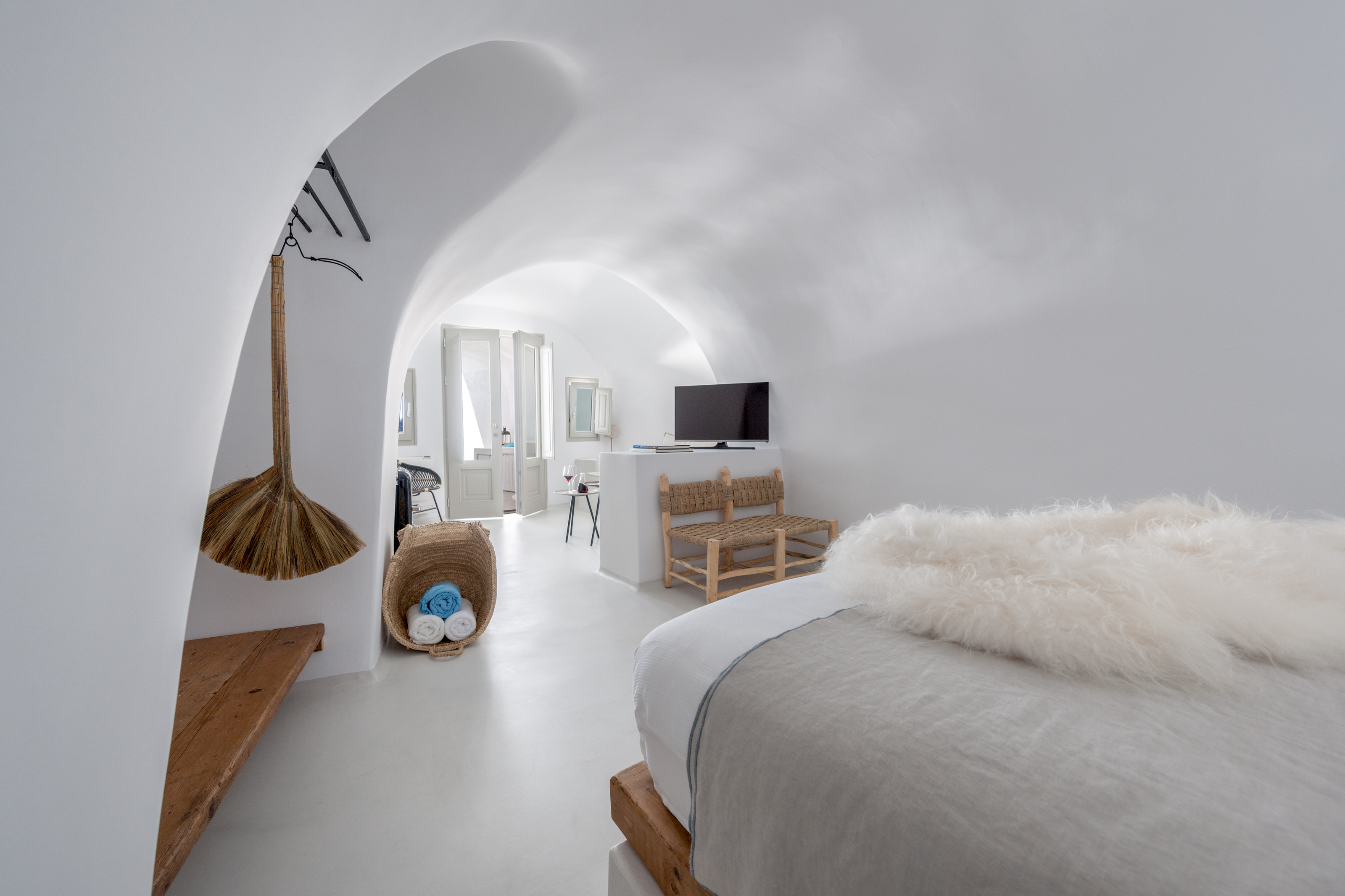 Cave, Executive, Suite, Hot Tub