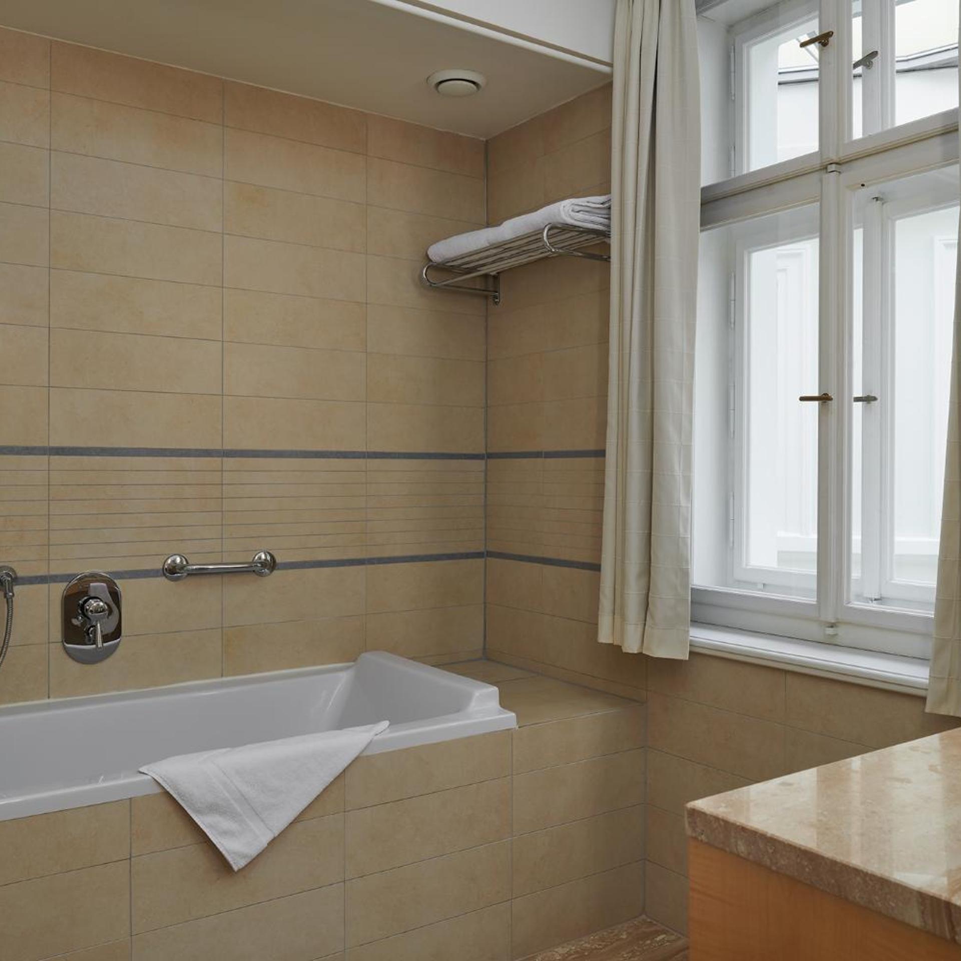 Standard, Double Bed, Atrium View، Ventana Hotel Prague 6/6