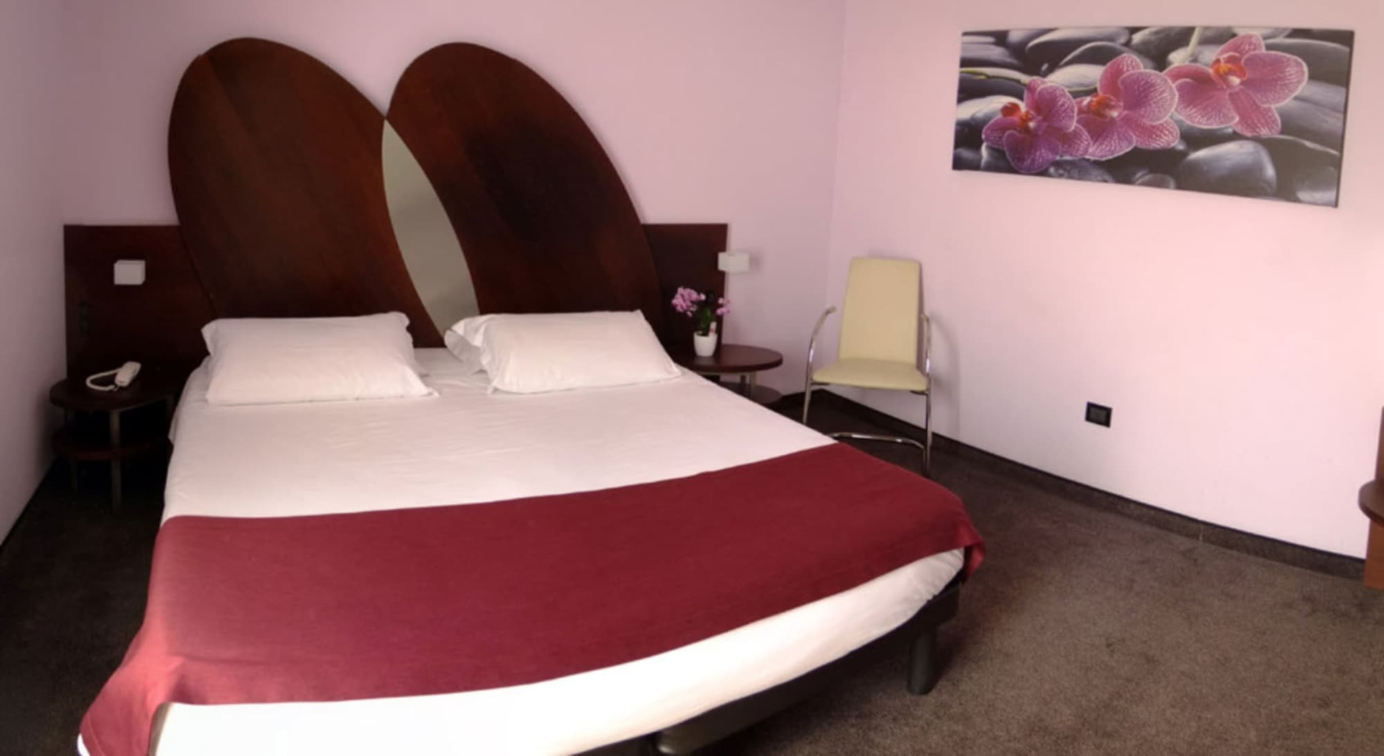 ROOM, DOUBLE OR TWIN BED