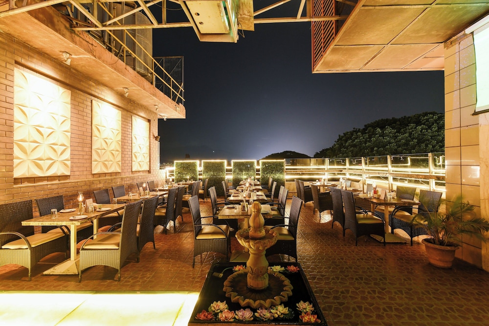 HOTEL ROOPA 57/63