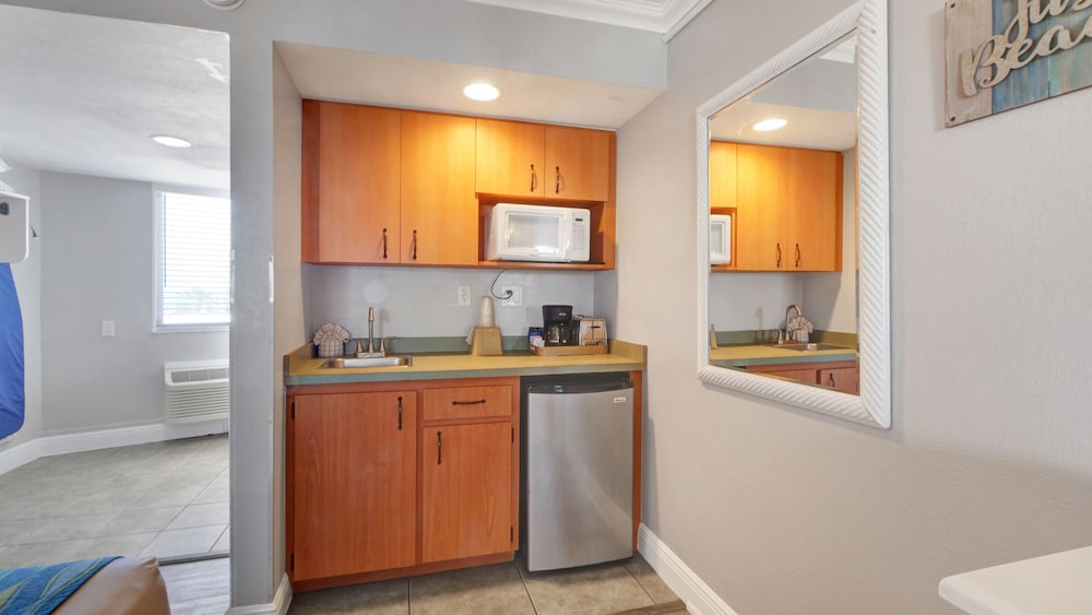 PELICAN POINTE SUITES 17/58