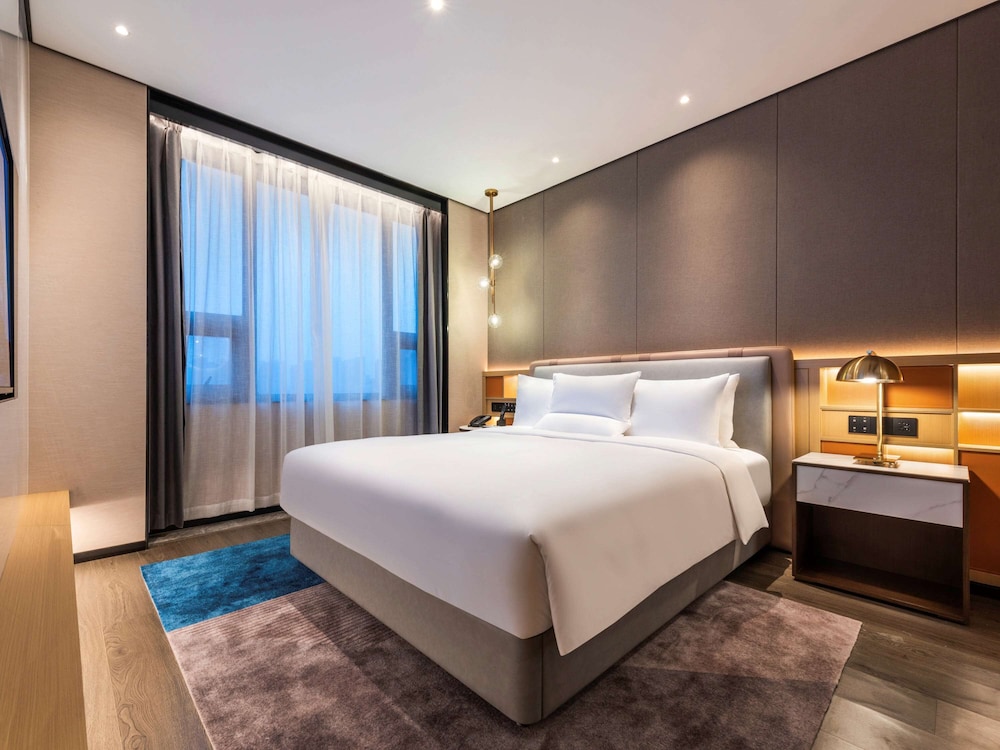 DELUXE, SUITE, KING BED
