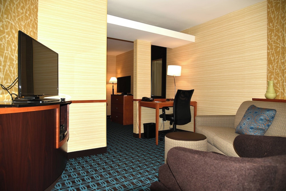 Fairfield Inn & Suites Hartford Airport 24/34