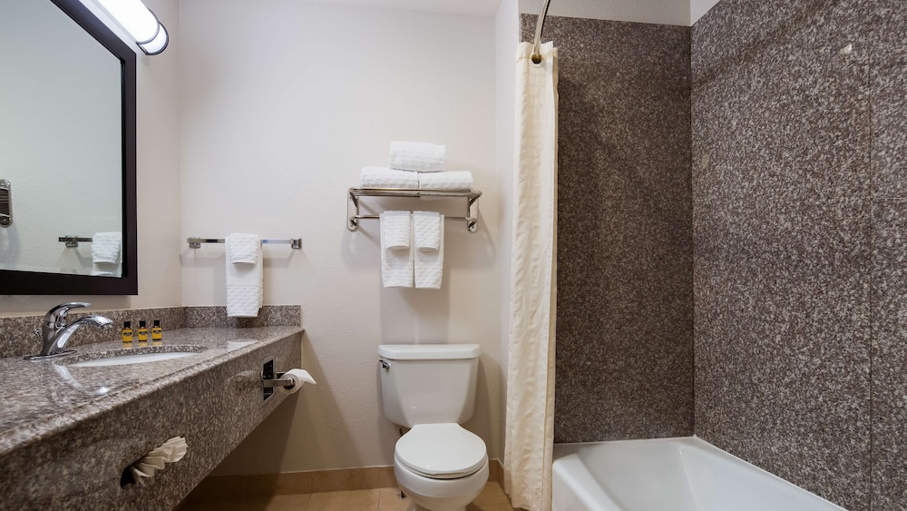 Best Western Plus Kansas City Airport-Kci East 6/43