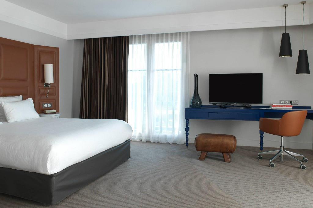 جناح تنفيذي بسرير كينج بإطلالة على الحديقة مع أريكة، Renaissance Paris Hippodrome de St. Cloud Hotel 2/7