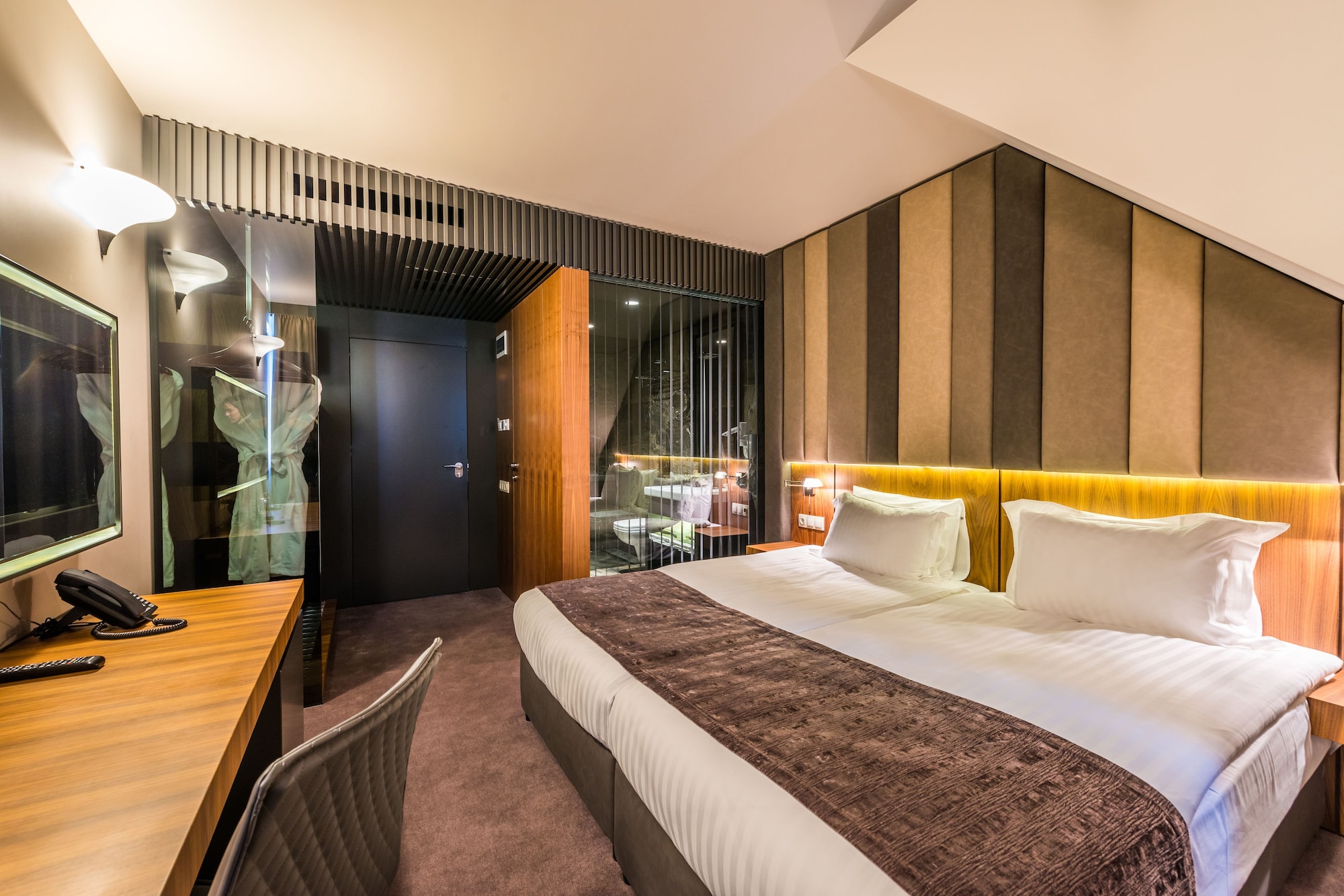 DELUXE, KING BED