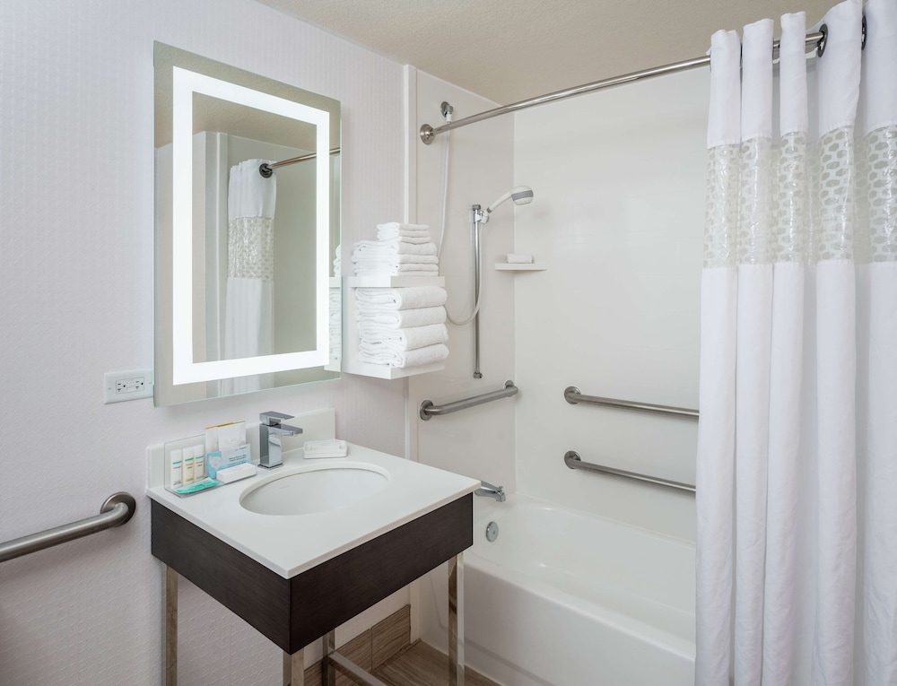 Hampton Inn Tropicana 15/30