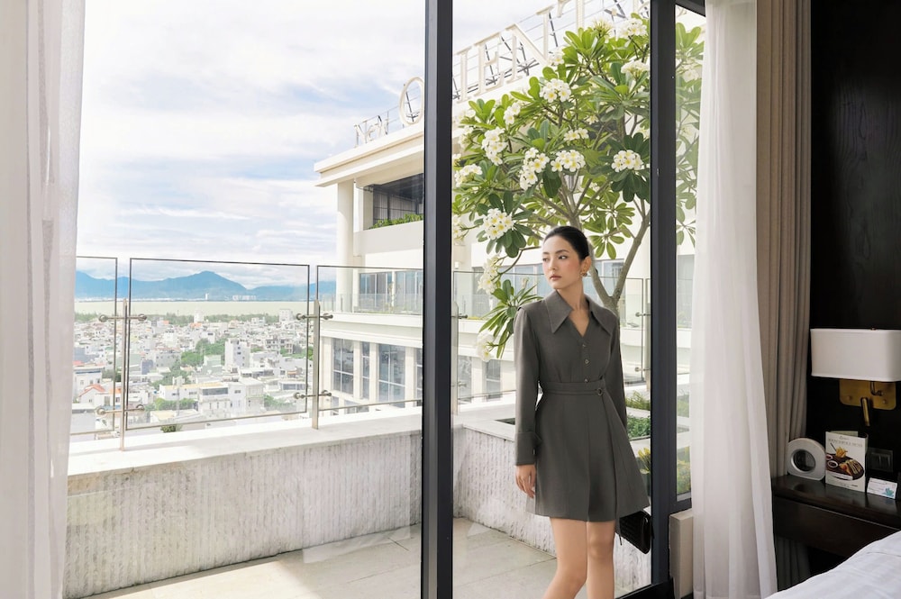 New Orient Hotel Danang 11/70