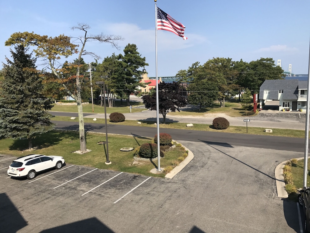 Super 8 By Wyndham Bridgeview Of Mackinaw City 6/27