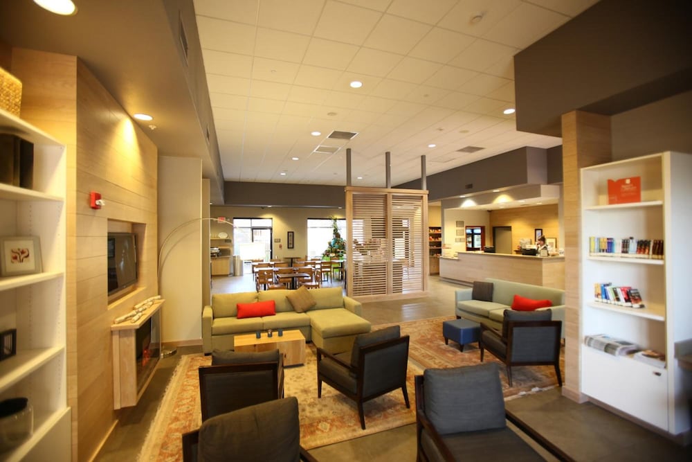 GreenTree Inn and Suites Phoenix Sky Harbor 53/65