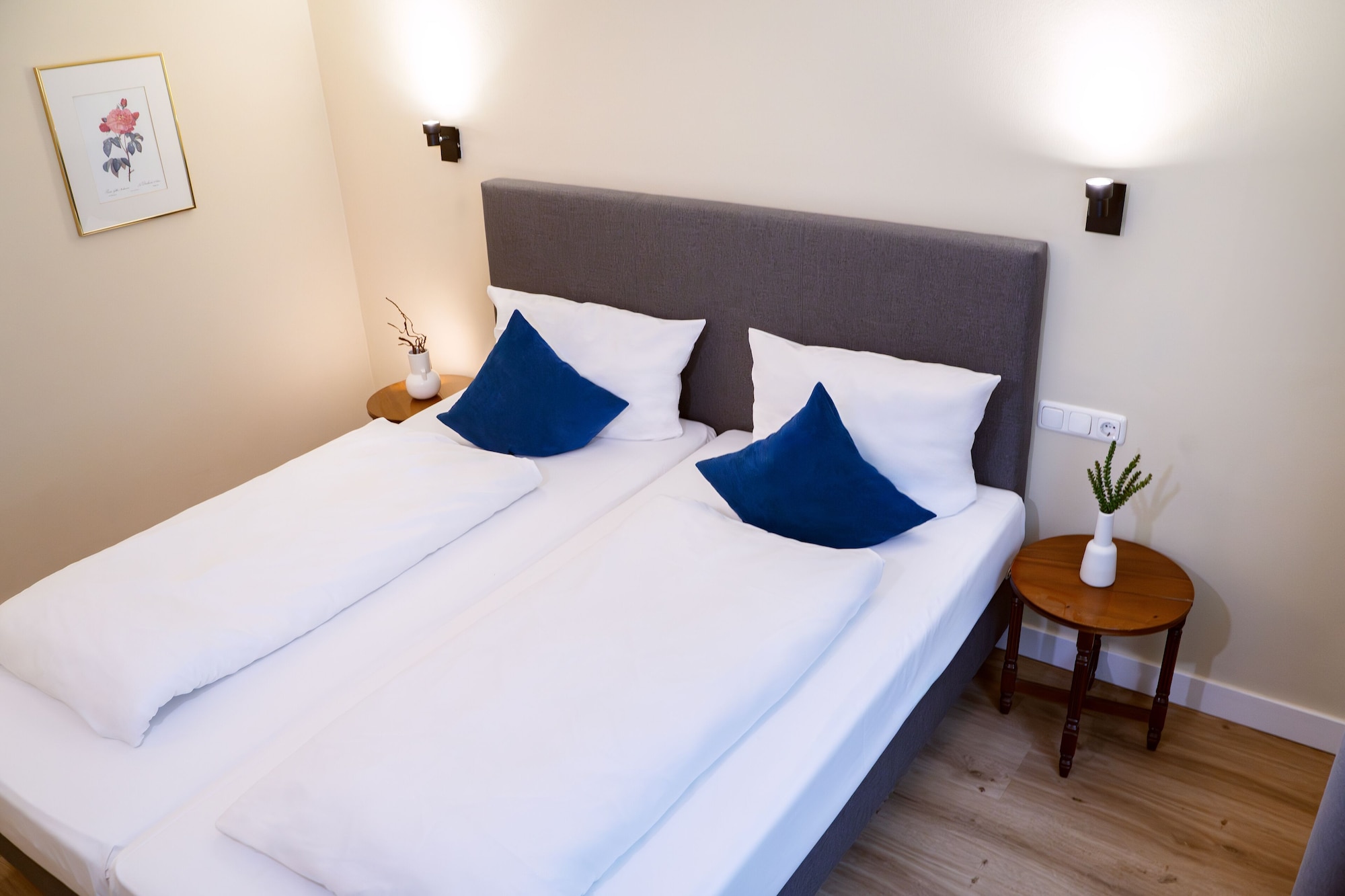 COMFORT, KING BED, COURTYARD VIEW