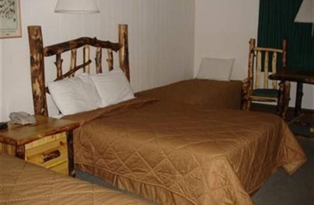 Log, 1 Single and 2 Double Beds, 3 Beds, Ground Floor