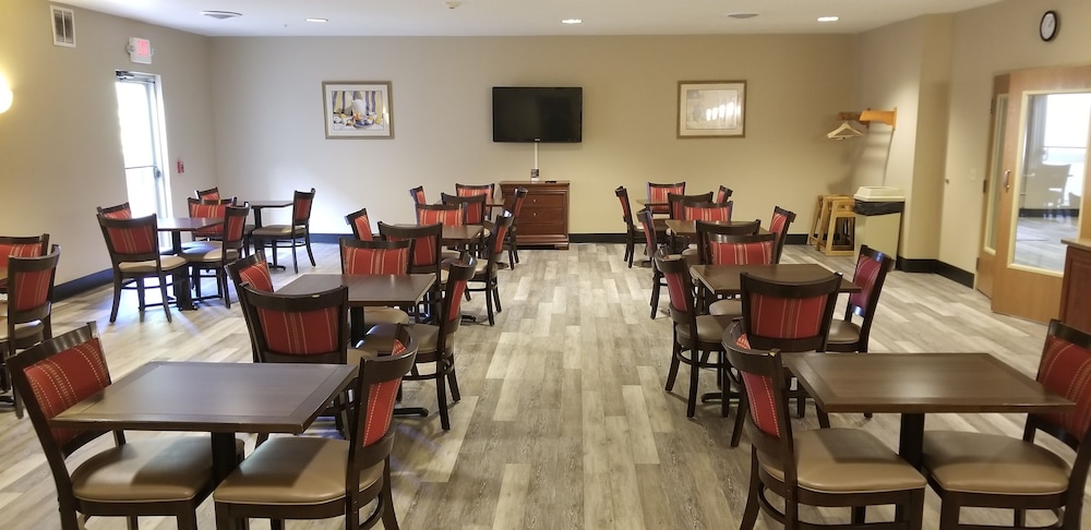 Comfort Suites Lake Geneva East 32/46
