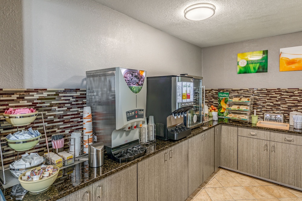 Quality Inn I-10 East near Frost Bank Center 33/42