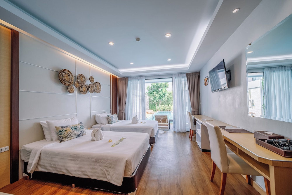 DELUXE, TWIN BEDS, POOL ACCESS