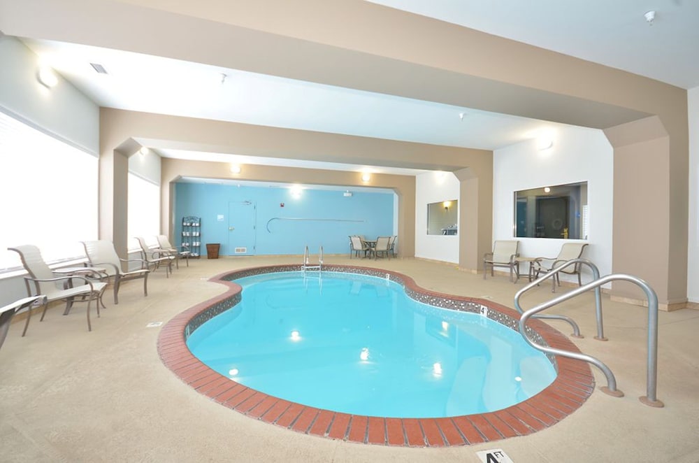 Holiday Inn Express Hotel And Suites Farmington 3/63