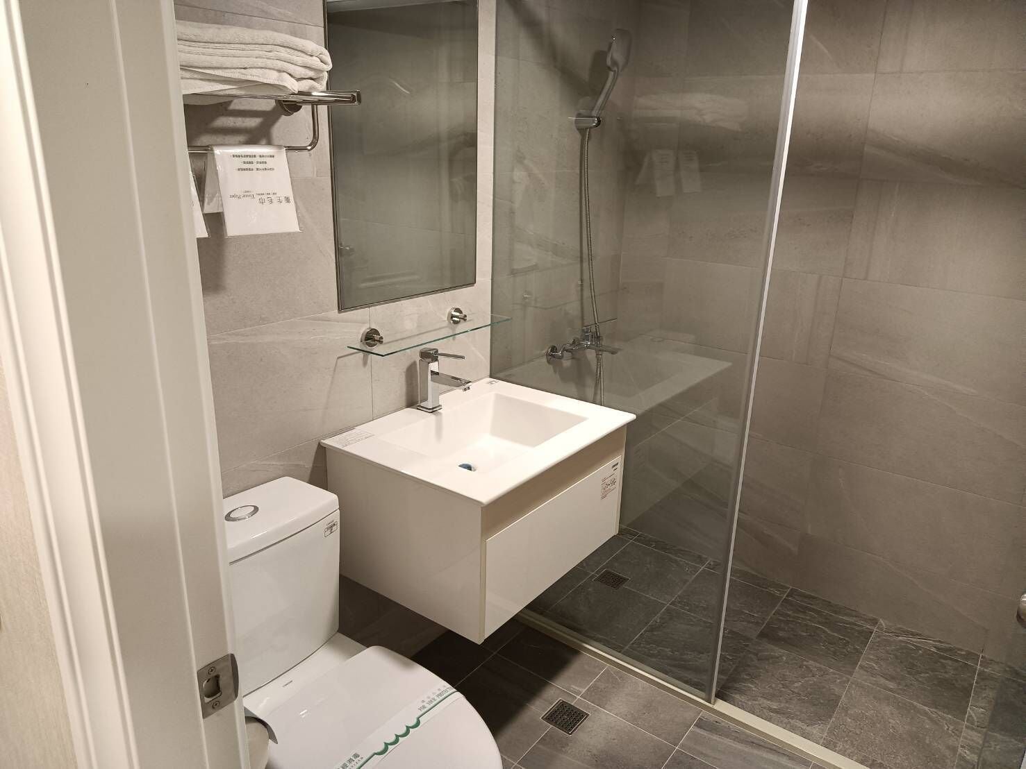ROOM, DOUBLE BED, NO WINDOW