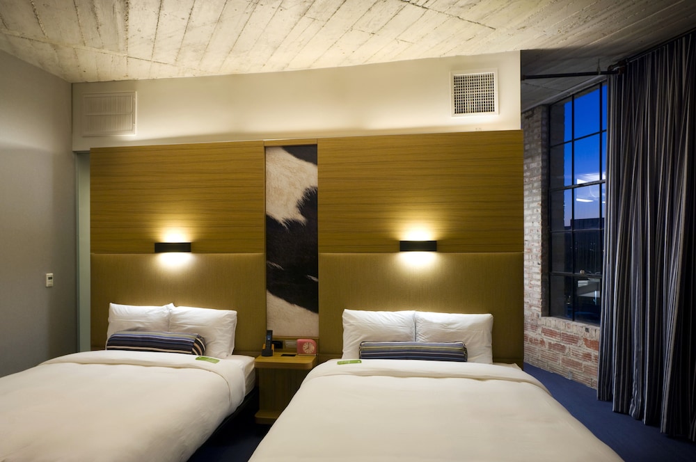 Aloft Dallas Downtown 12/49