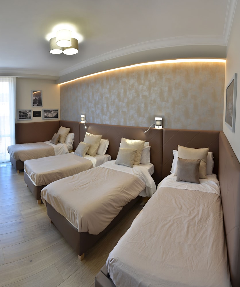 ROOM, QUADRUPLE