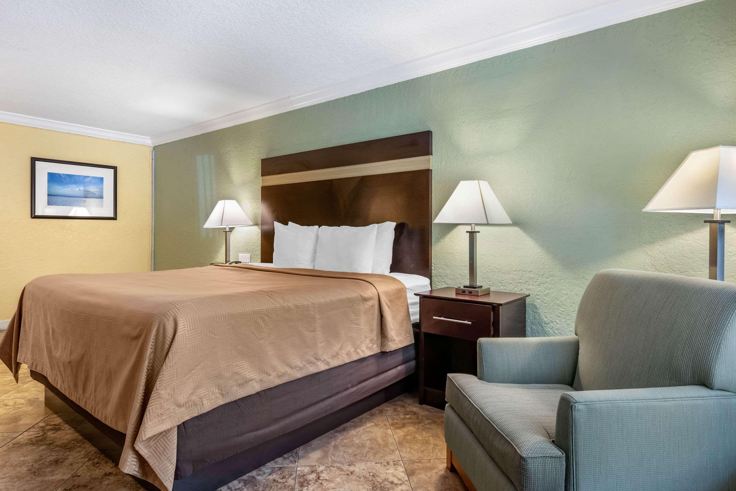 ROOM, KING BED