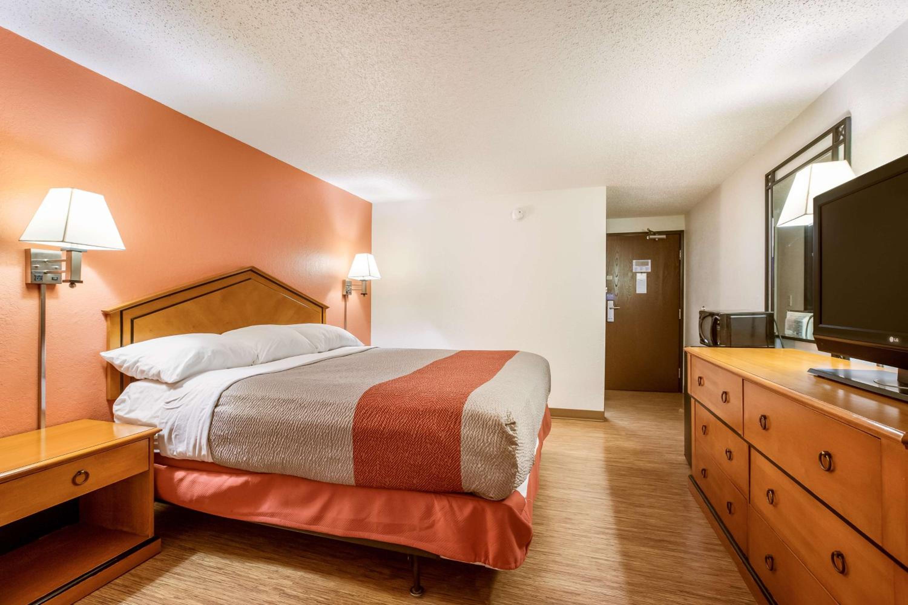 1 King Bed - Smoking, Micfridge، Motel6 Albert Lea, MN 8/10