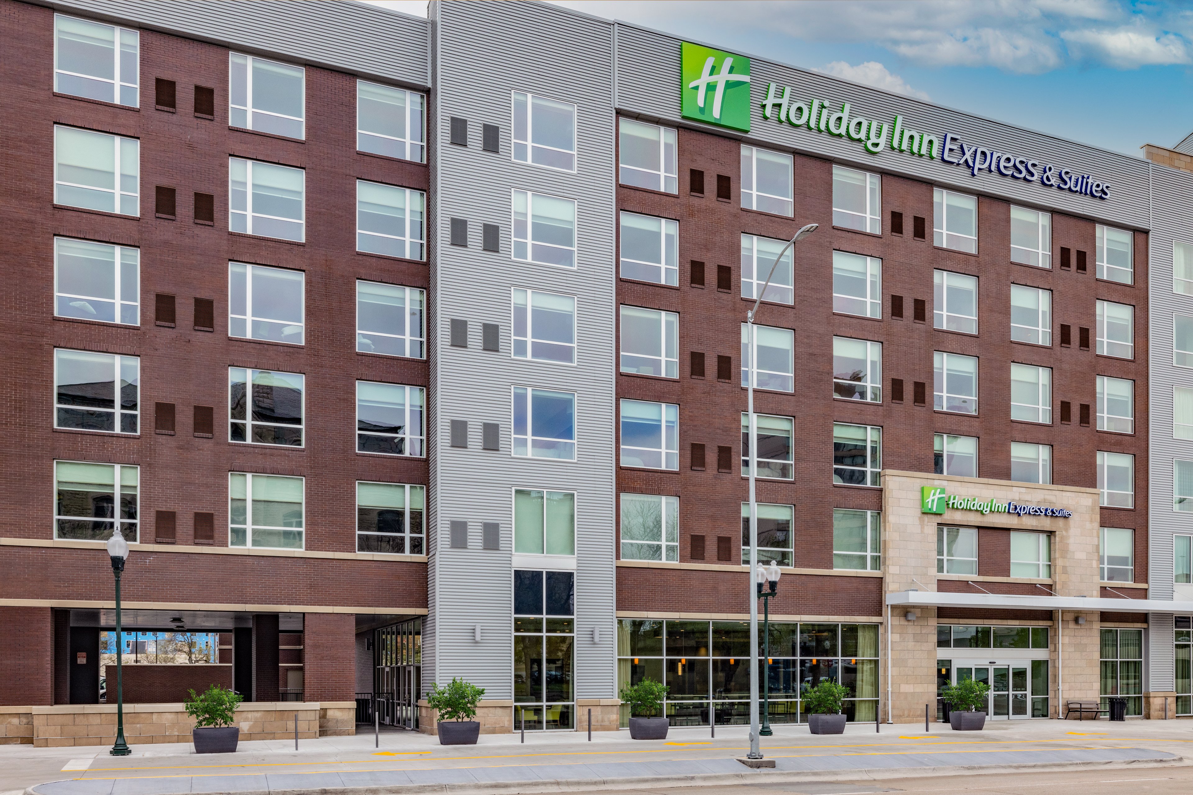 Holiday Inn Express & Suites Lincoln Downtown 4/55