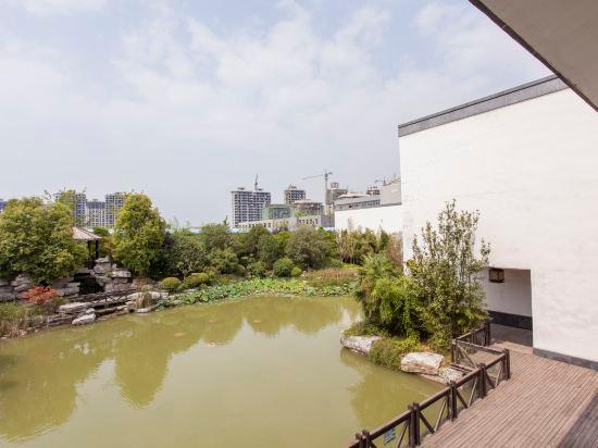 Lianhua Hotel 24/27