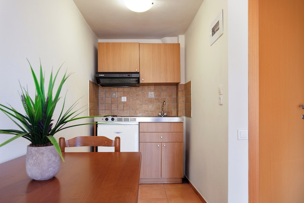 Dia Apartments 11/60